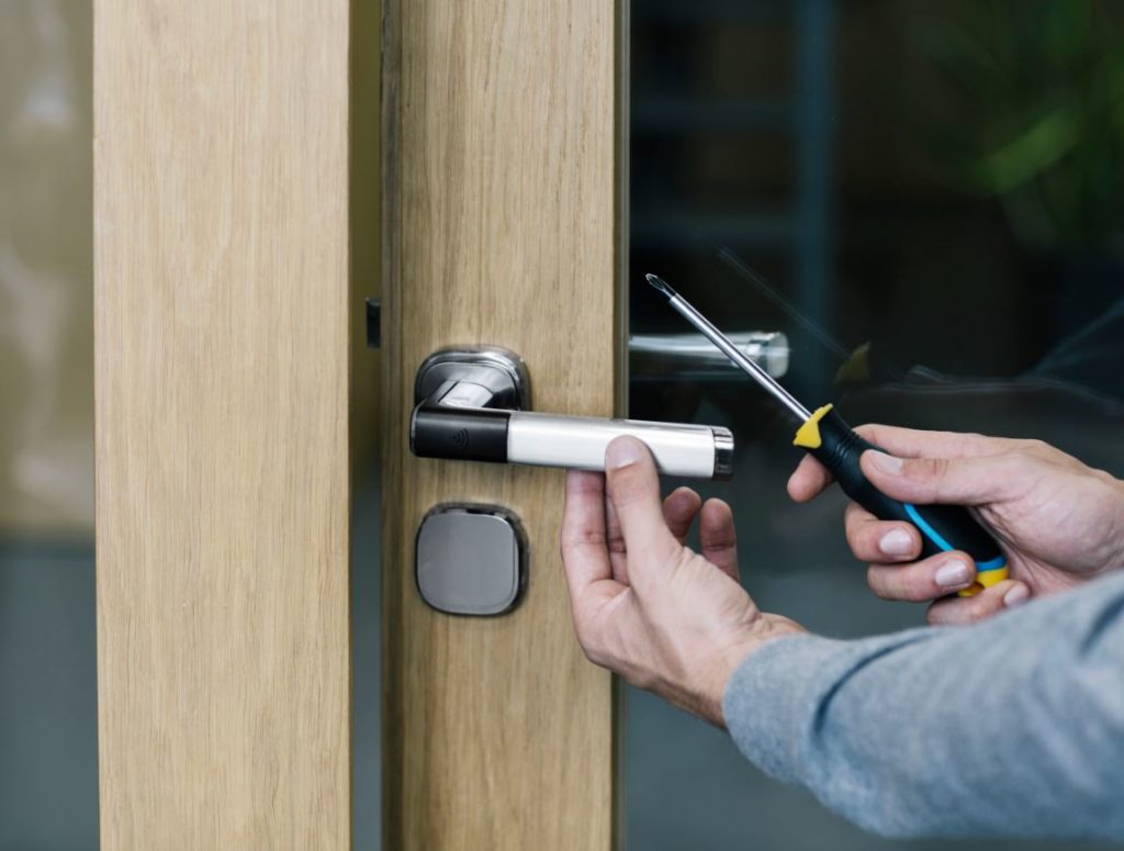 The new Aperio® H100, which is being showcased at IFSEC 2017, packs the power and flexibility of wireless access control into one slim, cleverly designed door handle.